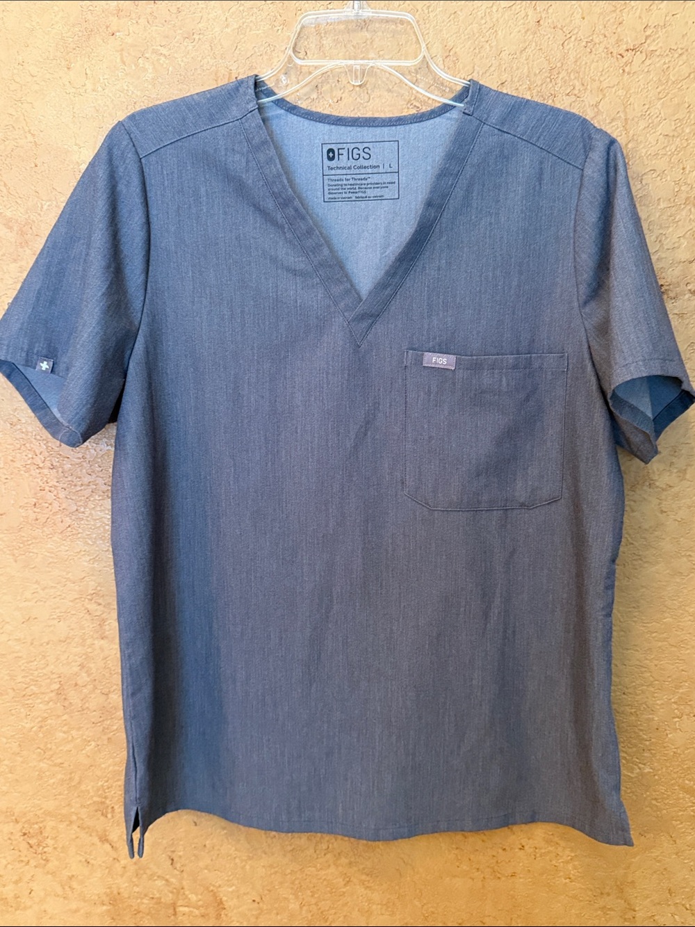 Figs Men's V-Neck Scrub Top in Denim Gray size L